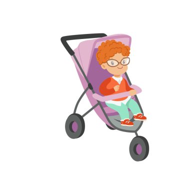 Modern bebek arabası içinde oturan küçük çocuk