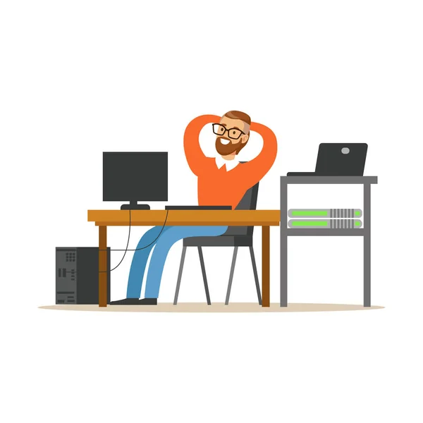 Usmívající se muž pracuje na počítači v kanceláři, správce sítě inženýr pracující na jeho pracovišti vektorové ilustrace — Stockový vektor