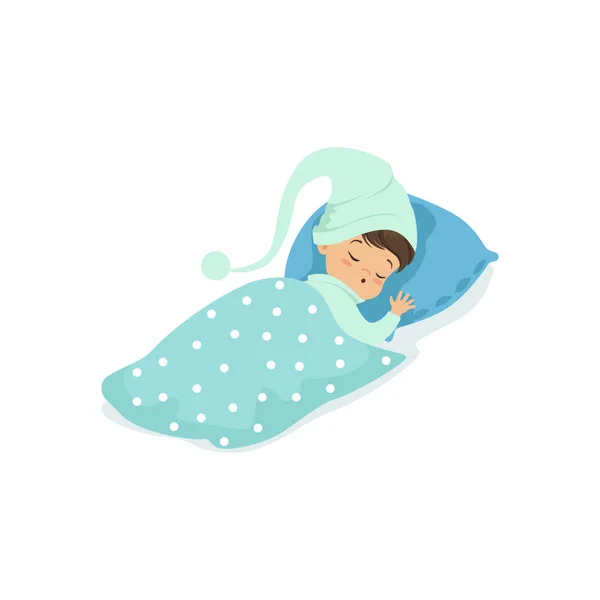 Schattig jongetje slapen op zijn bed dragen blauwe hoed cartoon karakter vectorillustratie — Stockvector