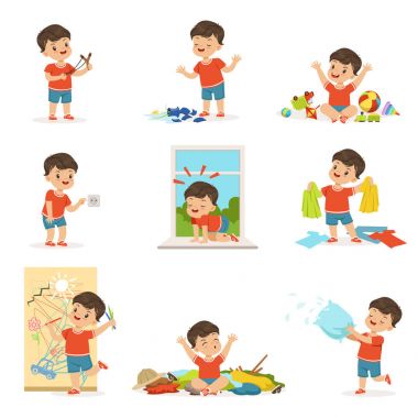 Oyun oynamayı ve karışıklık yapmak komik küçük çocuk