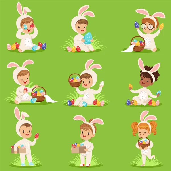 Пасхальный набор с яйцами и детьми в костюмах кролика — стоковый вектор
