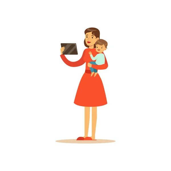 Super mamá personaje con niño, sosteniendo la tableta — Vector de stock