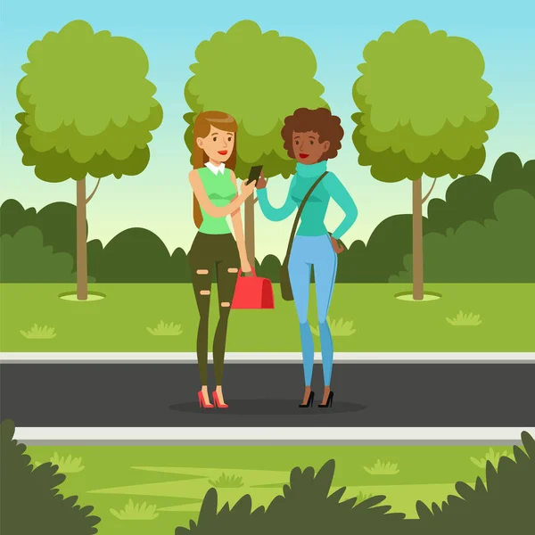 Två flickvänner talar medan promenader i parken, kvinna visar något till hennes vän på sin smartphone, vänskap begreppet vektor Illustration — Stock vektor