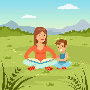 Anne oğlunu doğa arka planda, Aile Eğlence düz vektör çizim için bir kitap okuma
