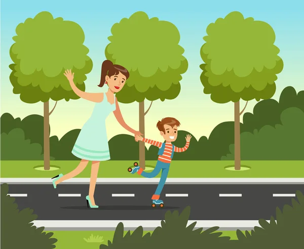 Mère souriante avec son fils patinage à roulettes dans le parc d'été à l'extérieur, illustration vectorielle de loisirs en famille — Image vectorielle
