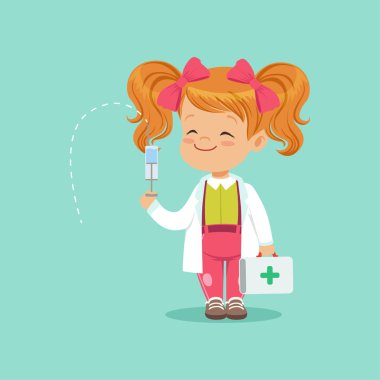 Şirin Kızıl saçlı bebek kız tıbbi bavul ve elinde şırınga ile ayakta. Beyaz önlük ve doktor oyunu oynarken kafasına pembe yay