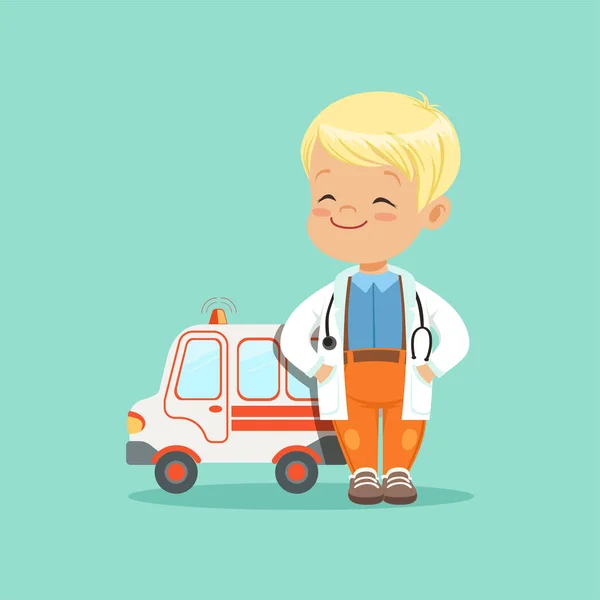 Vector plano de bebé niño en abrigo médico blanco y estetoscopio alrededor de su cuello de pie con las manos en los bolsillos cerca de coche ambulancia juguete — Vector de stock