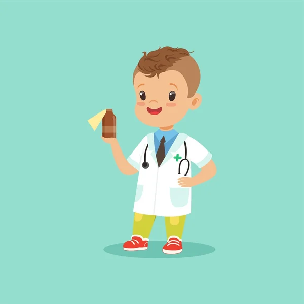 Petit enfant souriant en uniforme de médecin et stéthoscope autour de son cou debout avec une bouteille de médicament à la main. Illustration vectorielle design plat — Image vectorielle