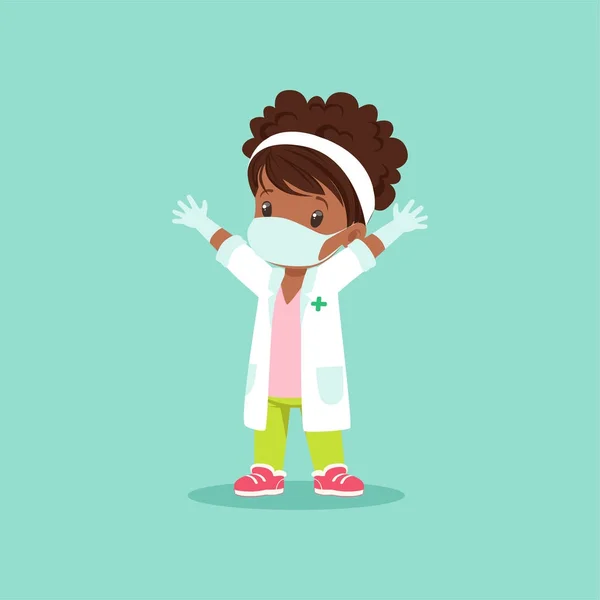 Bebé negro de pelo rizado con máscara médica, guantes y bata blanca de pie con las manos arriba. Niño personaje jugando doctor — Vector de stock