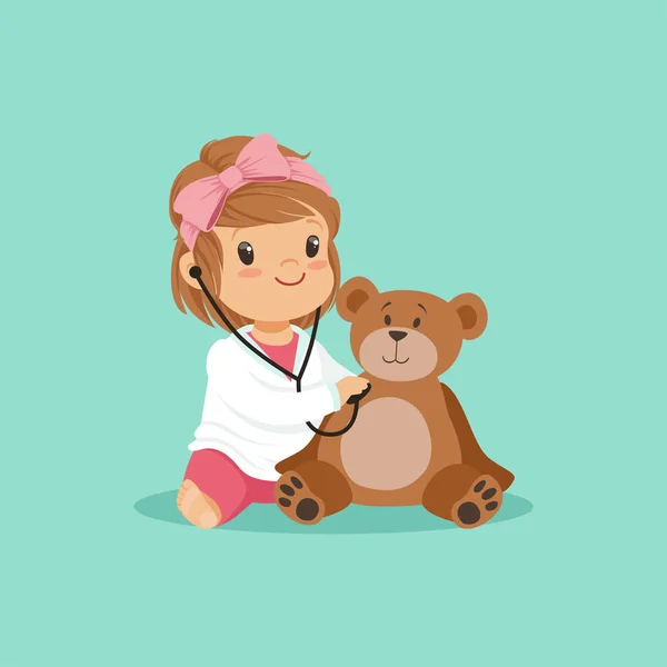 Cartoon enfant en bas âge jouer médecin, examiner son peluche jouet ours en peluche avec stéthoscope. Caractère bébé design plat en robe médicale blanche — Image vectorielle