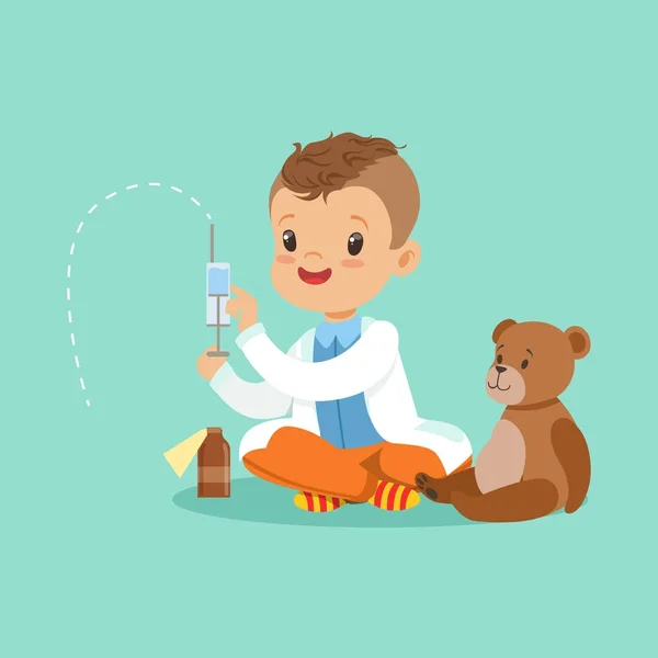 Adorable bebé niño vestido como un médico jugando con juguete de oso de peluche. Niño preparando jeringa para su paciente enfermo — Vector de stock