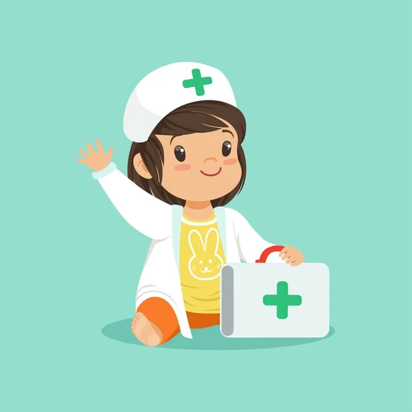 Niña sonriente sosteniendo una maleta médica y saludando con la mano. Personaje de bebé de dibujos animados con abrigo y sombrero de médico — Vector de stock