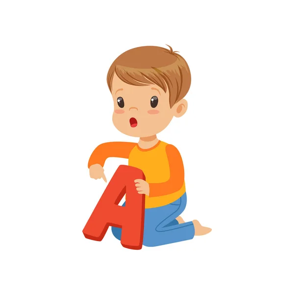 Niño aprendiendo la pronunciación correcta de la letra A. Divertido juego educativo. Colorido personaje infantil de dibujos animados en estilo plano — Vector de stock