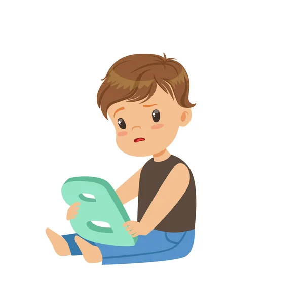 Triste niño sentado en el suelo y tratando de pronunciar correctamente la letra B. Ejercicio de fonoaudiología o concepto de juego educativo. Personaje chico plano — Vector de stock