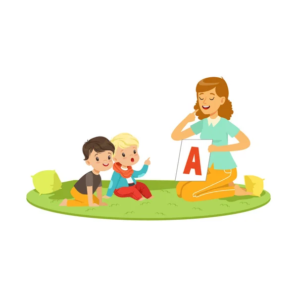 Mujer con niños pequeños sentados en la alfombra redonda y jugando en el juego educativo para el desarrollo del habla. Personajes de gente plana — Vector de stock