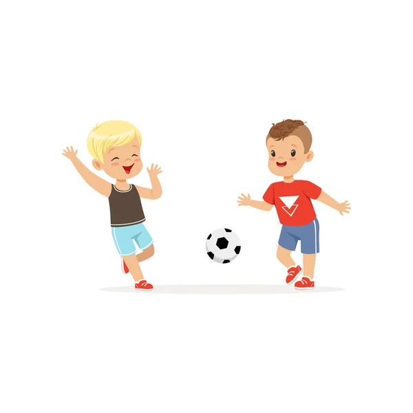 Επίπεδη διάνυσμα των δύο μικρά αγόρια που παίζουν ποδόσφαιρο απομονωμένα σε λευκό. Τα παιδιά κλοτσιές ποδόσφαιρο μπάλα στον άλλο κατά τη διάρκεια παιχνιδιού — Διανυσματικό Αρχείο