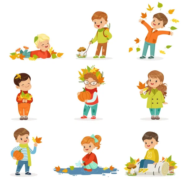 Set attività stagionali all'aperto per bambini autunnali. Raccolta di foglie, giocando e lanciando foglie, raccogliendo funghi, tenendo una zucca. Vettore piatto . — Vettoriale Stock
