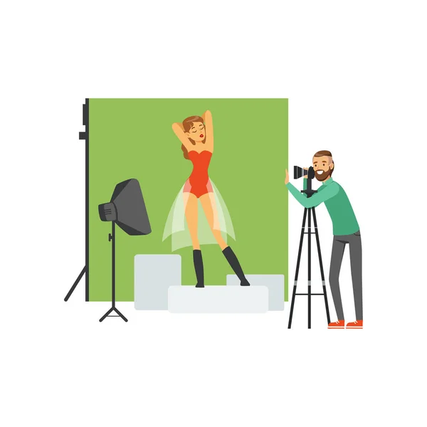 Бородатый мужчина фотограф, стоящий рядом с камерой на штативе. Привлекательная девушка-модель позирует на зеленом фоне. Плоская векторная иллюстрация — стоковый вектор