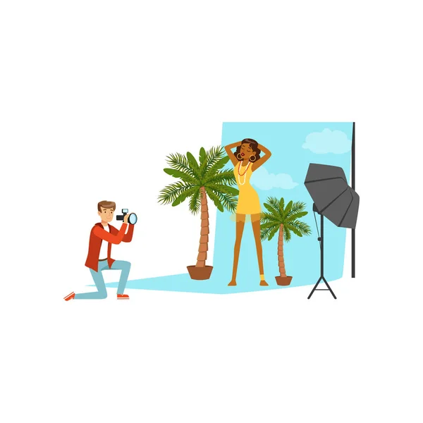 Kniender Fotograf, der das Modell mit seiner Kamera fotografiert. Schwarze Frau posiert vor blauem Hintergrund mit Himmel und dekorativen Palmen. Vektorillustration — Stockvektor