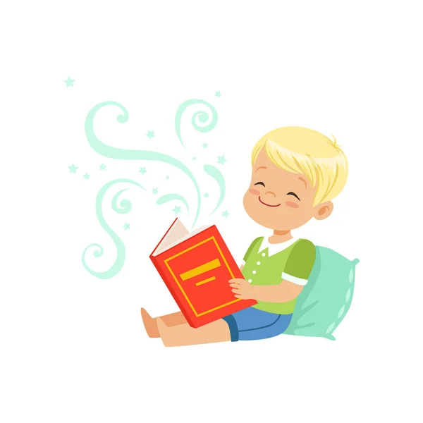 Ilustración de un niño sentado en la almohada con un libro de fantasía en las manos. Personaje de niño de dibujos animados con fabulosa imaginación. Ilustración vectorial plana — Archivo Imágenes Vectoriales