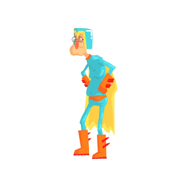 Hombre mayor de dibujos animados vestido de superhéroe. Divertido personaje viejo de pie con brazos akimbo en traje de héroe azul con casco y capa amarilla. Vector plano aislado — Vector de stock