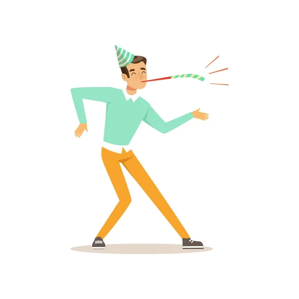 Lustiger junger Mann tanzt auf Geburtstagsparty. Cartoon-Tänzer mit festlicher Mütze und Pfeife. bekleidet mit blauem Pullover und gelber Hose. flache Vektorkonstruktion — Stockvektor