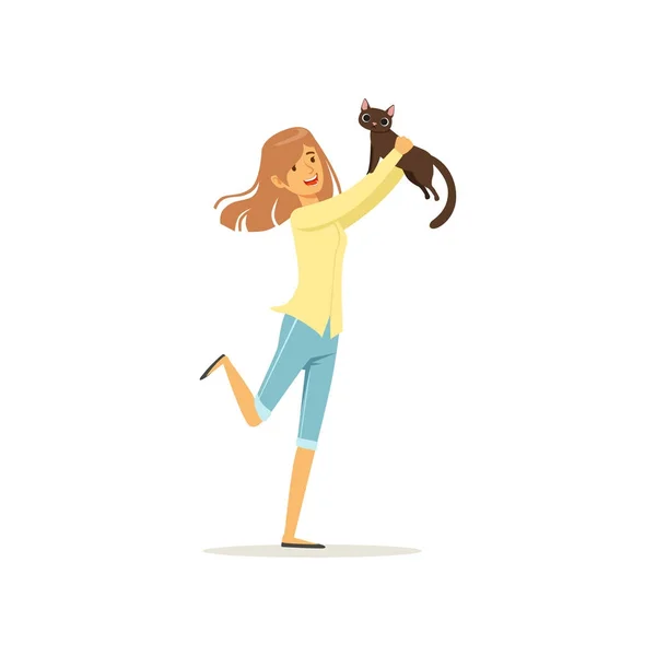 Menina morena bonito segurando gato marrom nas mãos. Jovem mulher adotar gatinho fora do abrigo animal. Design para pet shop ou clínica veterinária. Vetor plano — Vetor de Stock