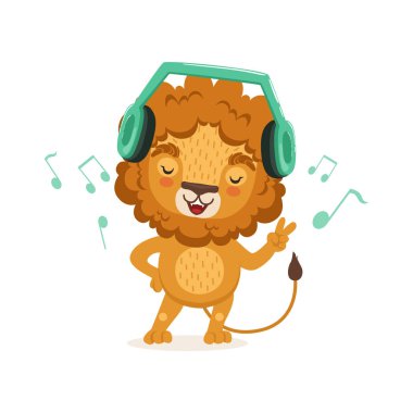 Sevimli genç aslan çizgi film karakteri ile pençe ayakta ve kulaklık üzerinden müzik. Vektör düz illüstrasyon izole beyaz.