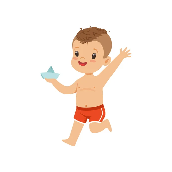 Χαριτωμένο μικρό αγόρι που κατέχουν χάρτινο καραβάκι, παιδί παίζοντας στην παραλία, ευτυχισμένος νήπια υπαίθρια δραστηριότητα στις καλοκαιρινές διακοπές διανυσματικά εικονογράφηση — Διανυσματικό Αρχείο