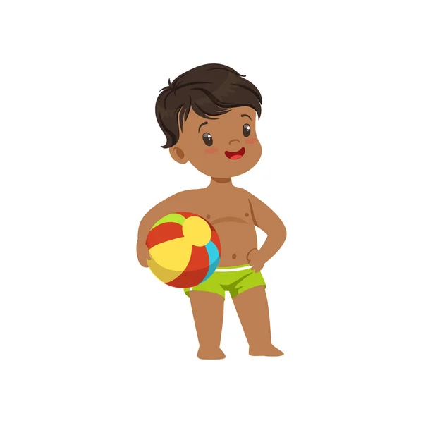 Söt liten pojke står med en boll, kid leker på stranden, glad spädbarn utomhus aktivitet på sommaren vacations vektor Illustration — Stock vektor