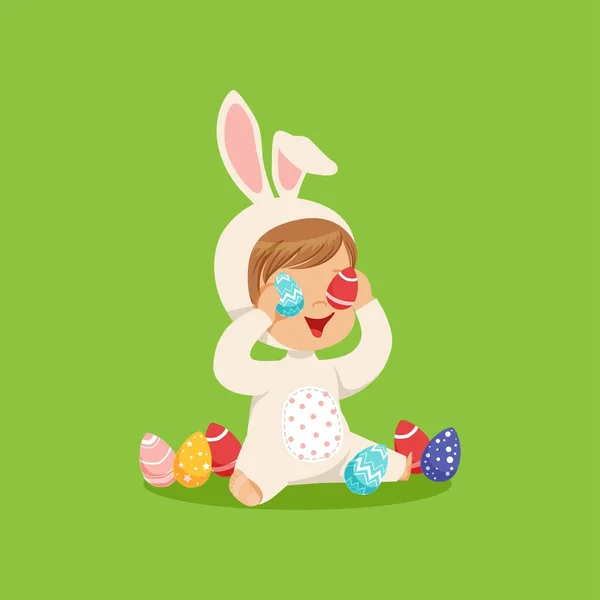 Carino bambino in un costume da coniglietto bianco seduto e giocare con le uova, il bambino si diverte a caccia di uova di Pasqua vettore Illustrazione — Vettoriale Stock