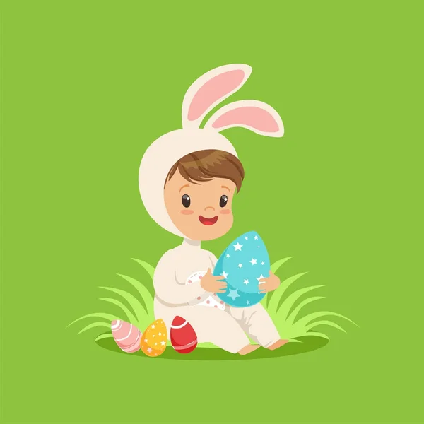 Lindo niño en un traje de conejito blanco jugando con huevos de colores, niño divirtiéndose en el vector de búsqueda de huevos de Pascua Ilustración — Vector de stock