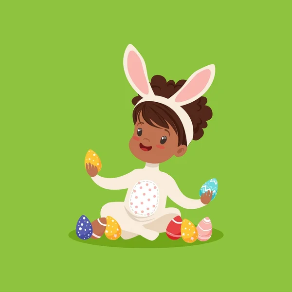 Dulce niña afroamericana con orejas de conejo y disfraz de conejo jugando con huevos pintados, niño divirtiéndose en el vector de búsqueda de huevos de Pascua Ilustración — Vector de stock