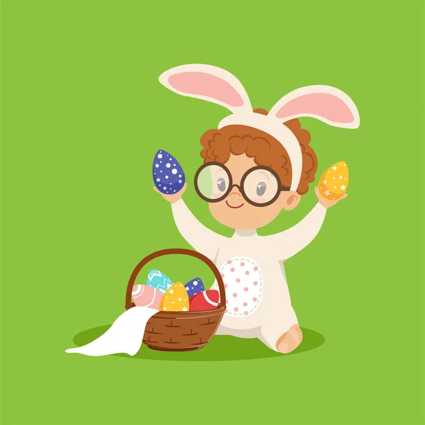 Lindo niño pequeño con orejas de conejo y traje de conejo jugando con la cesta con huevos pintados, niño divirtiéndose en el vector de la caza del huevo de Pascua Ilustración — Vector de stock