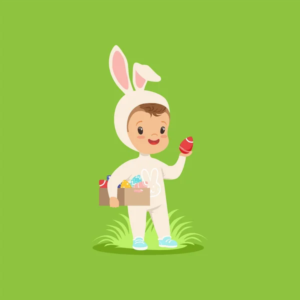 Lindo niño en un traje de conejito blanco que sostiene la caja de huevos pintados, niño que se divierte en el vector de búsqueda de huevos de Pascua Ilustración — Vector de stock