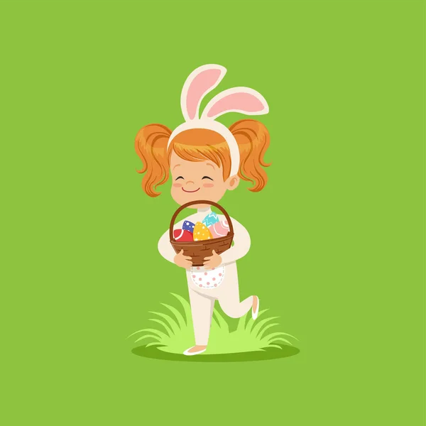Niña feliz con orejas de conejo y traje de conejo cesta de celebración con huevos pintados, niño se divierte en el vector de la caza del huevo de Pascua Ilustración — Vector de stock