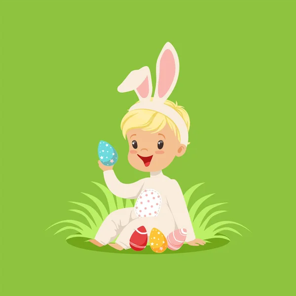 Lindo niño con orejas de conejo y traje de conejo jugando con huevos pintados, niño divirtiéndose en el vector de búsqueda de huevos de Pascua Ilustración — Vector de stock