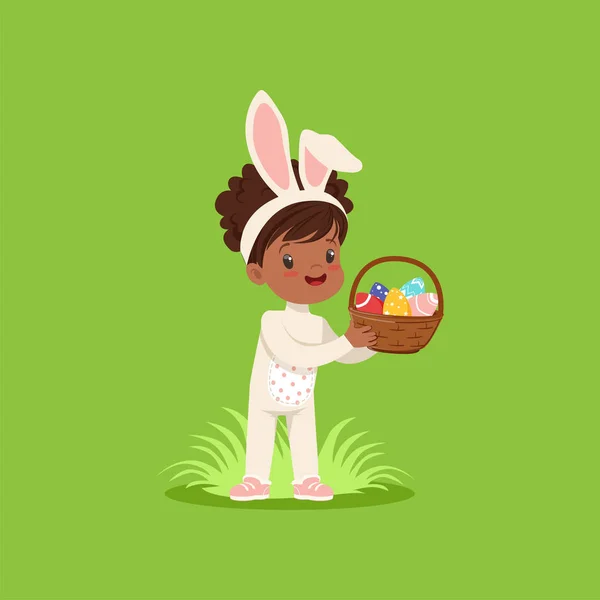 Hermosa niña con orejas de conejo y traje de conejo de pie con la cesta llena de huevos pintados, el niño se divierte en el vector de la caza del huevo de Pascua Ilustración — Vector de stock