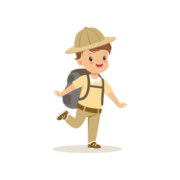 Симпатичный маленький мальчик в скаутском костюме с рюкзаком, вектор активности на открытом воздухе — стоковый вектор