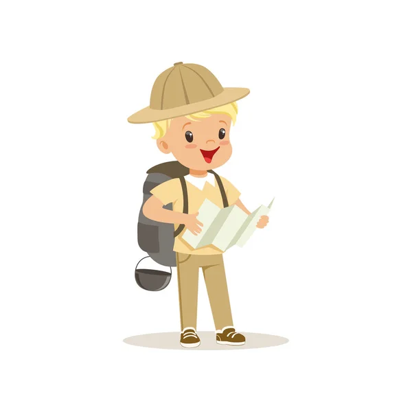 Schattige kleine jongen in scout kostuum met rugzak houden een toeristische kaart, outdoor camp activiteit vector illustratie — Stockvector