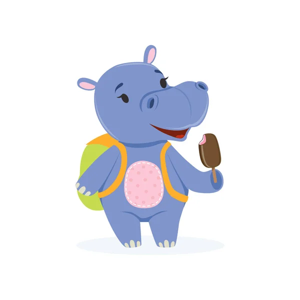 Divertente personaggio ippopotamo bambino con zaino mangiare gelato, simpatico colosso africano animale vettore Illustrazione — Vettoriale Stock