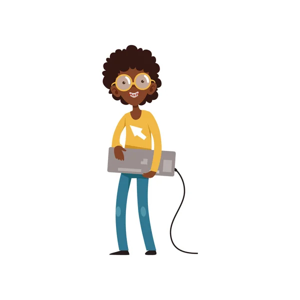 Персонаж компьютерщика с клавиатурой в руках. Карикатурный чернокожий мальчик с улыбающимся выражением лица. Парень в свитере, джинсах, очках и брекетах на зубах. Плоский векторный дизайн — стоковый вектор
