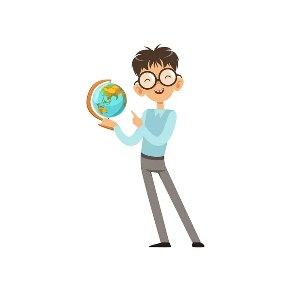 Cartoon karakter van nerd jongen met wereldbol in de hand. Vrolijke jongen in blauwe trui en grijze broek. Intelligente schooljongen. Platte vector design — Stockvector