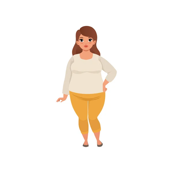 Mulher muito gorda posando isolada no branco. Personagem de desenho animado da menina morena caucasiana com cabelo castanho em blusa bege e calças amarelas. Design de vetores planos isolados —  Vetores de Stock