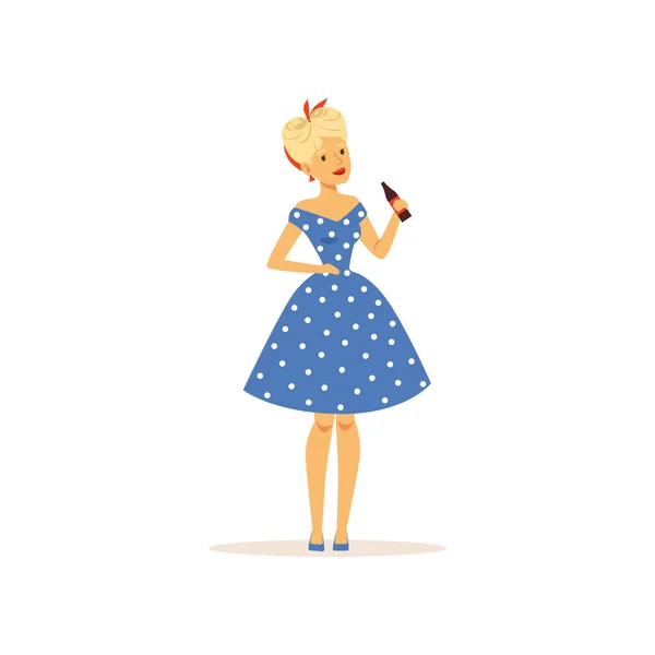 Mooie jonge vrouw in een blauwe polka dot jurk bedrijf glazen fles frisdrank, meisje gekleed in retro stijl vector illustratie — Stockvector