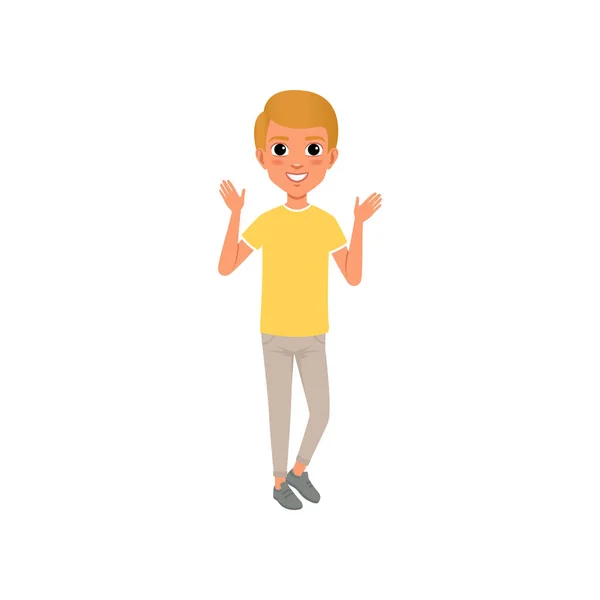 Полный портрет мальчика-подростка в жёлтой футболке и бежевых штанах. Персонаж мультфильма ребенок с улыбающимся лицом, стоящим и машущими руками. Плоский векторный дизайн — стоковый вектор