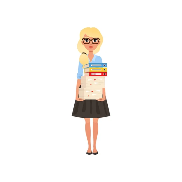 Schattig zakenvrouw holding stapel papieren en mappen. Stripfiguur van blond meisje in glazen, blauwe shirt en zwarte rok. Kantoor werknemer. Platte vector design — Stockvector