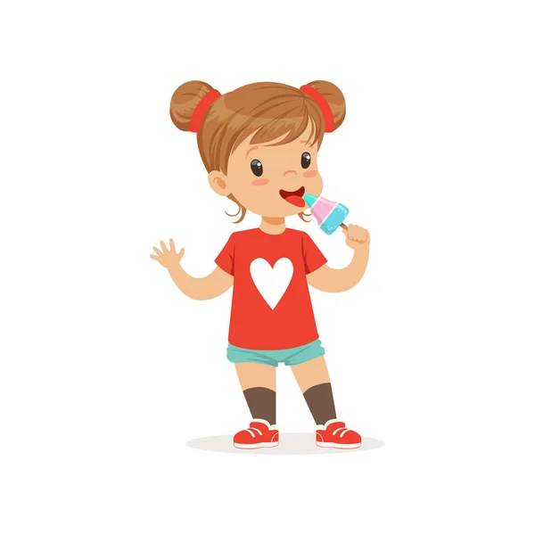 Adorable niña comiendo helado en palo. Personaje infantil de dibujos animados vestido con pantalones cortos azules y camiseta roja con estampado de corazón. Ilustración vectorial plana — Vector de stock