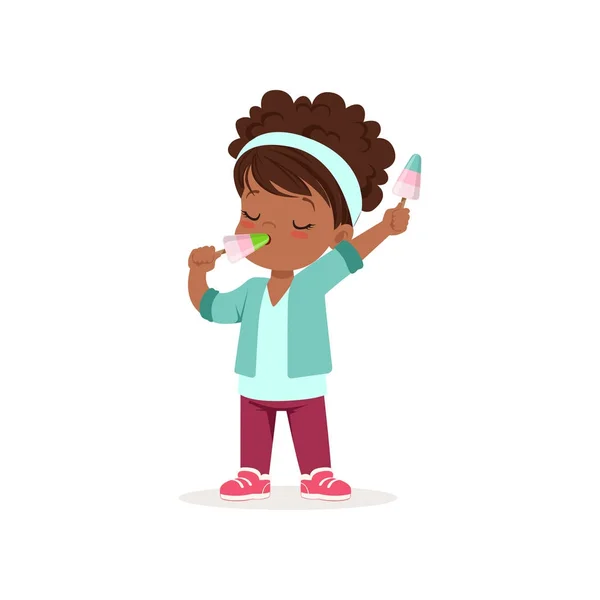 Kudrnaté vlasy africké holčička drží a jíst dvě zmrzliny na tyčce. Letní lahodný dezert. Kreslená postavička dítě v neformálním oblečení. Plochá vektorové ilustrace — Stockový vektor