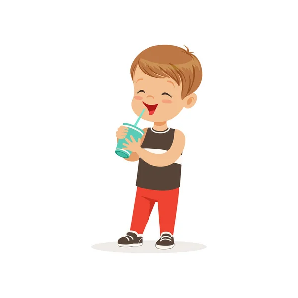 Dibujos animados niño preescolar bebiendo su cóctel de leche. Personaje infantil con expresión de cara feliz. Niño de cabello castaño con camiseta negra y pantalones rojos. Ilustración vectorial plana — Archivo Imágenes Vectoriales